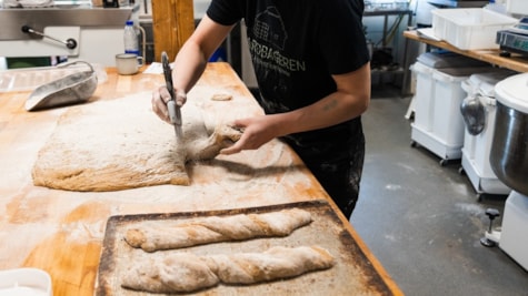 Фермерський пекар, який збирається пекти хліб