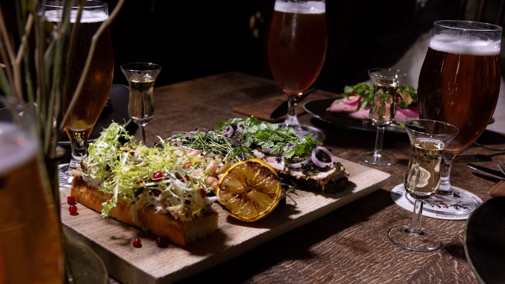 Kejserlig lørdagshygge og LIVE MUSIK med Dennis Iversen - kopi