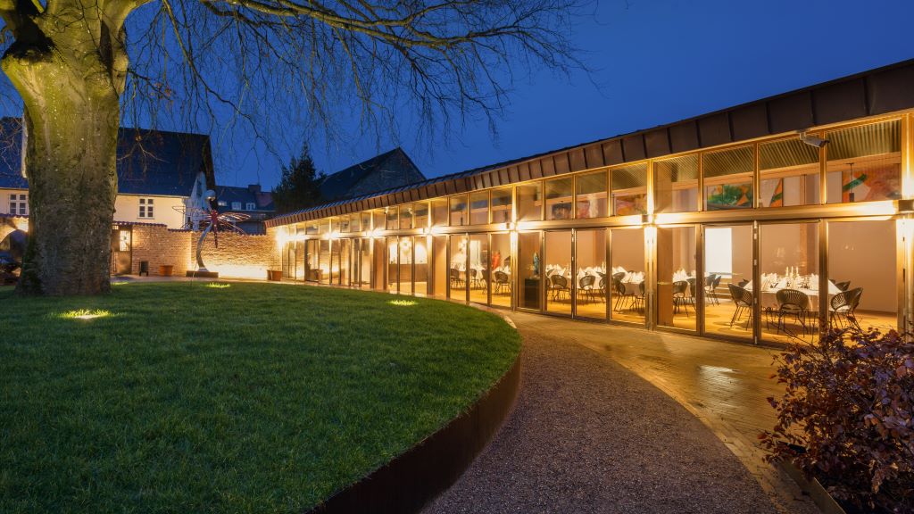 A regal atmosphere and LIVE music with KASPER KORNERUP
