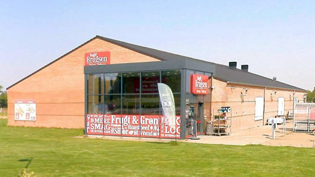 Et billede der viser facaden af Brugsen i Starup Tofterup.