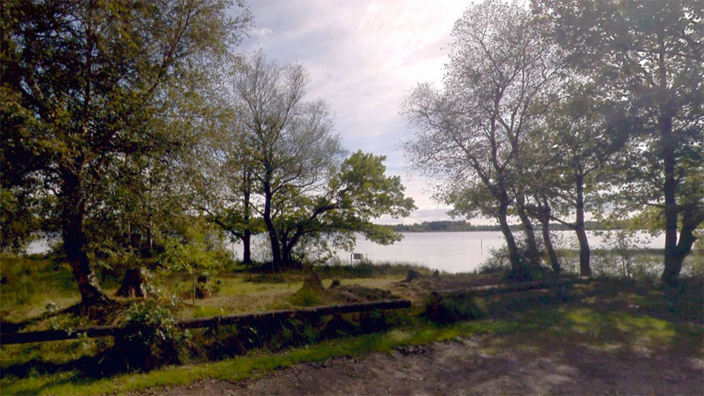 Et billede der viser udsigten mod søen fra Pandekagehuset.