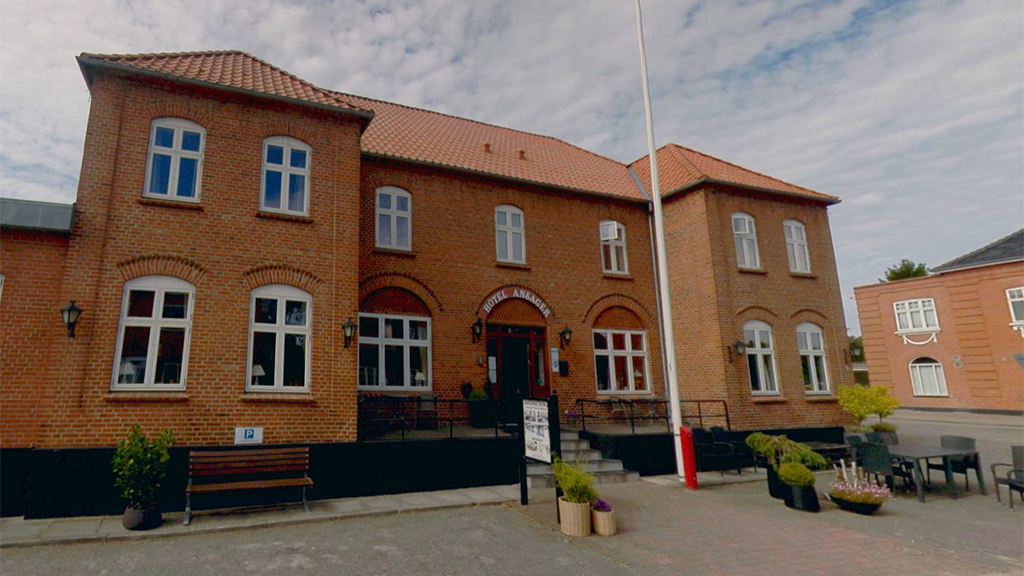 Et billede der viser Ansager Hotels facade.