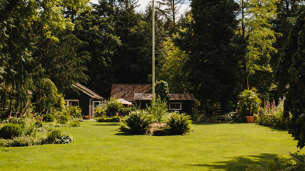An image showing a view across the lawn and the beautiful park in Tambours Have.