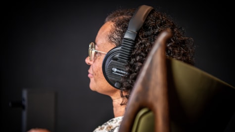 Person med høretelefoner på i Ringkøbing Museum