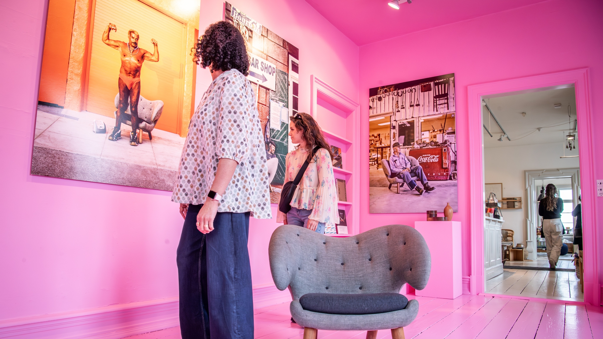 Zwei Personen betrachten eine Ausstellung in einem pinken Raum im Ringkøbing Museum