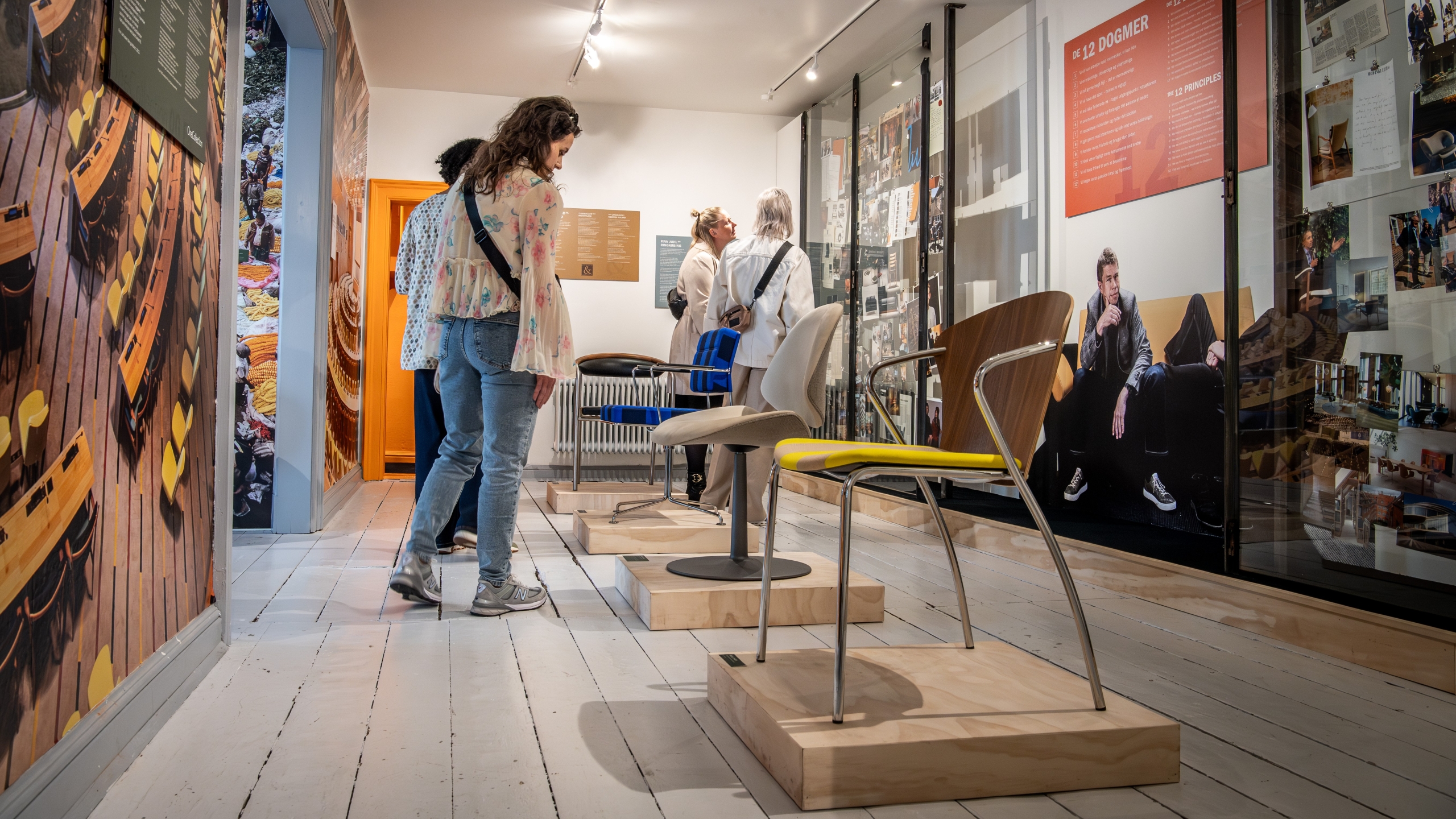 Vier Personen betrachten Möbel in einer Ausstellung im Ringkøbing Museum