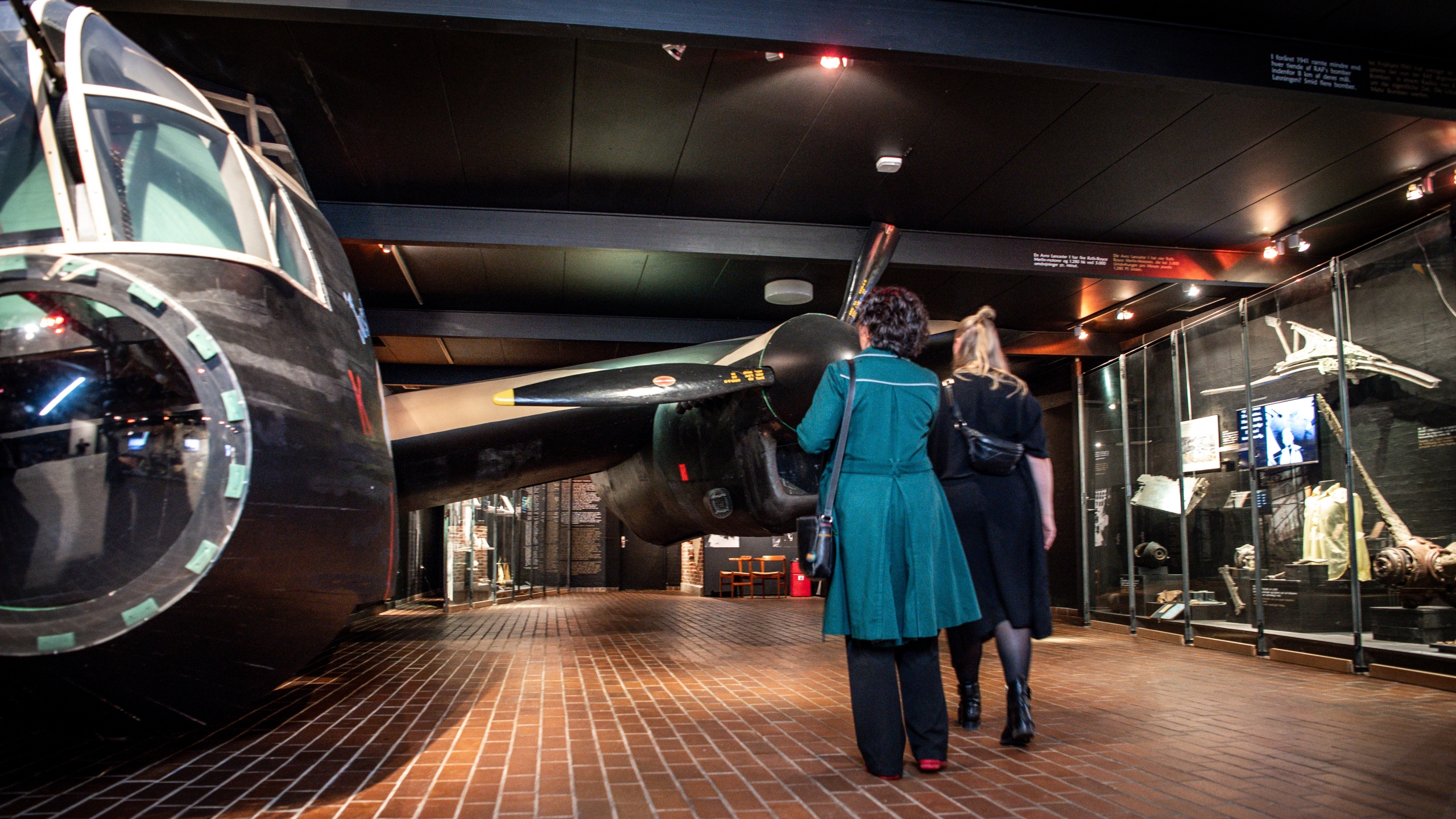Zwei Personen neben einem Flugzeug aus dem Zweiten Weltkrieg im Ringkøbing Museum