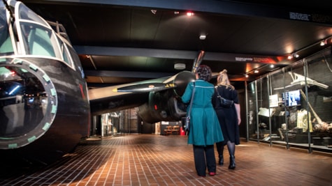 To personer ved siden af Anden verdens krig fly på Ringkøbing Museum