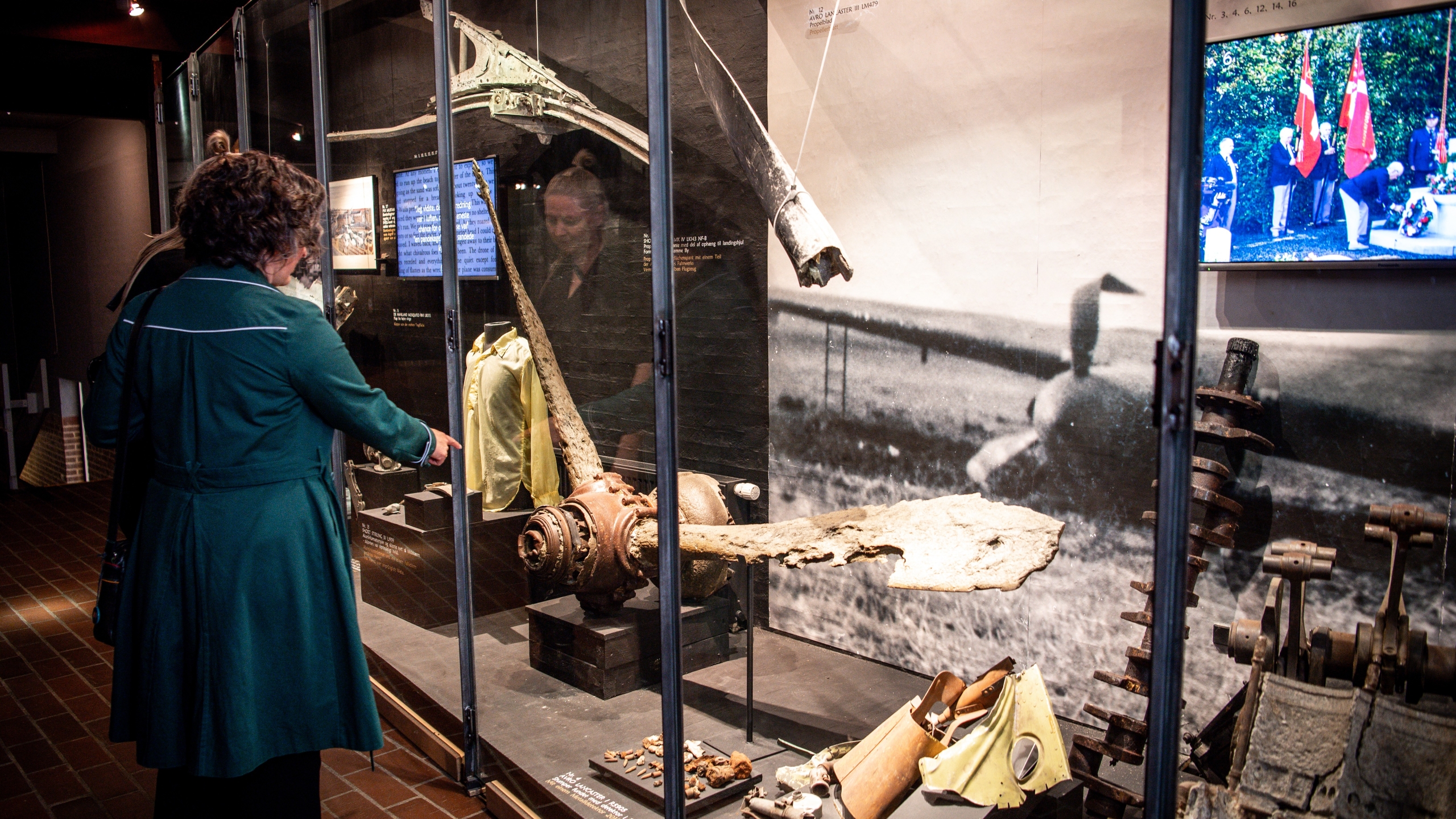 Person betrachtet eine Ausstellung im Ringkøbing Museum