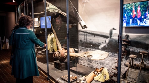 Person kigger på udstilling på Ringkøbing Museum