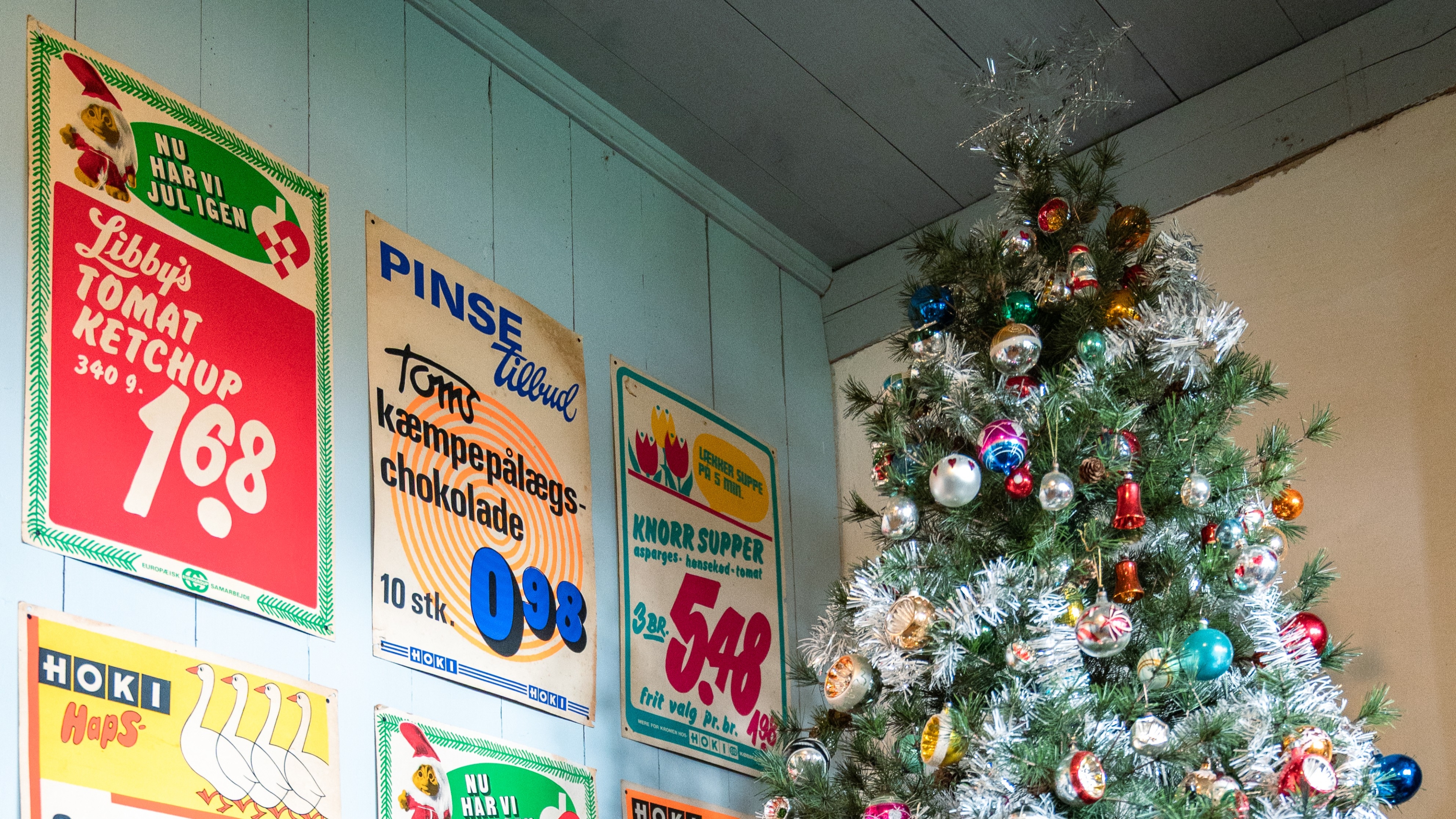 Juletræ og skilte på væg