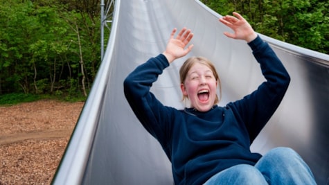En pige er på vej ned ad EDDERKOPPEN i WOW PARK Skjern