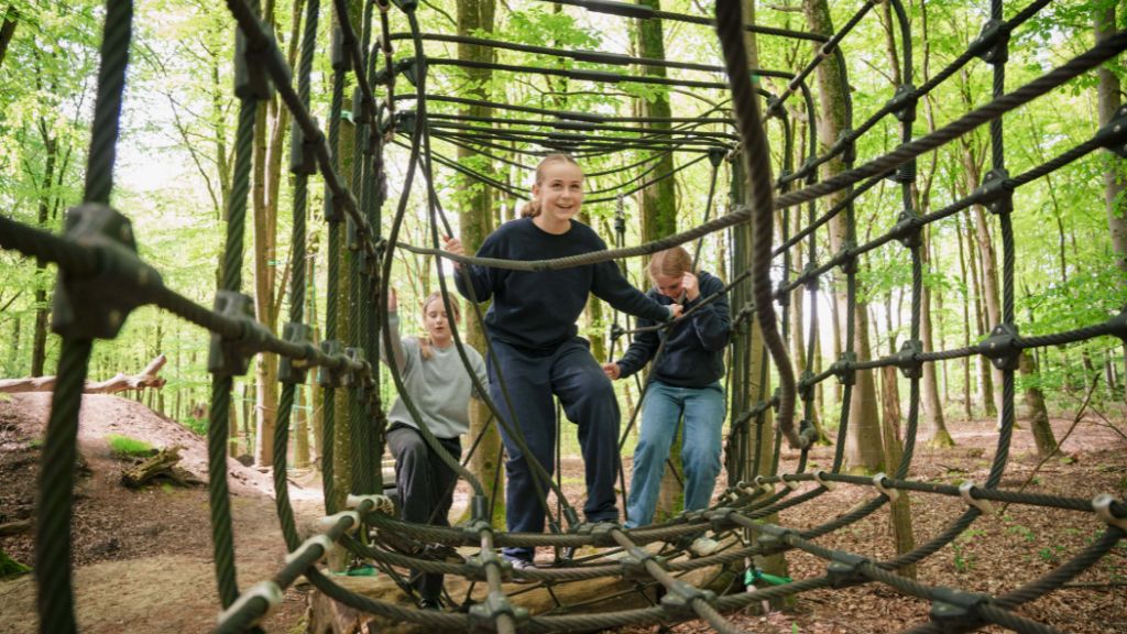 Children are playing in a net at WOW PARK Skjern.