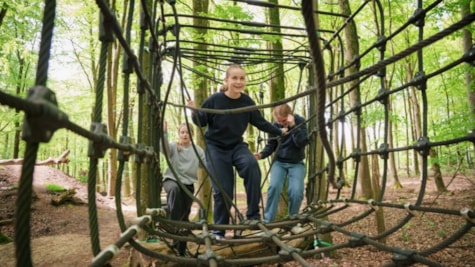 Børn leger i net i WOW PARK Skjern