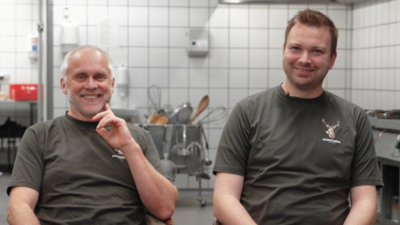 Zwei Mitarbeiter in der Küche
