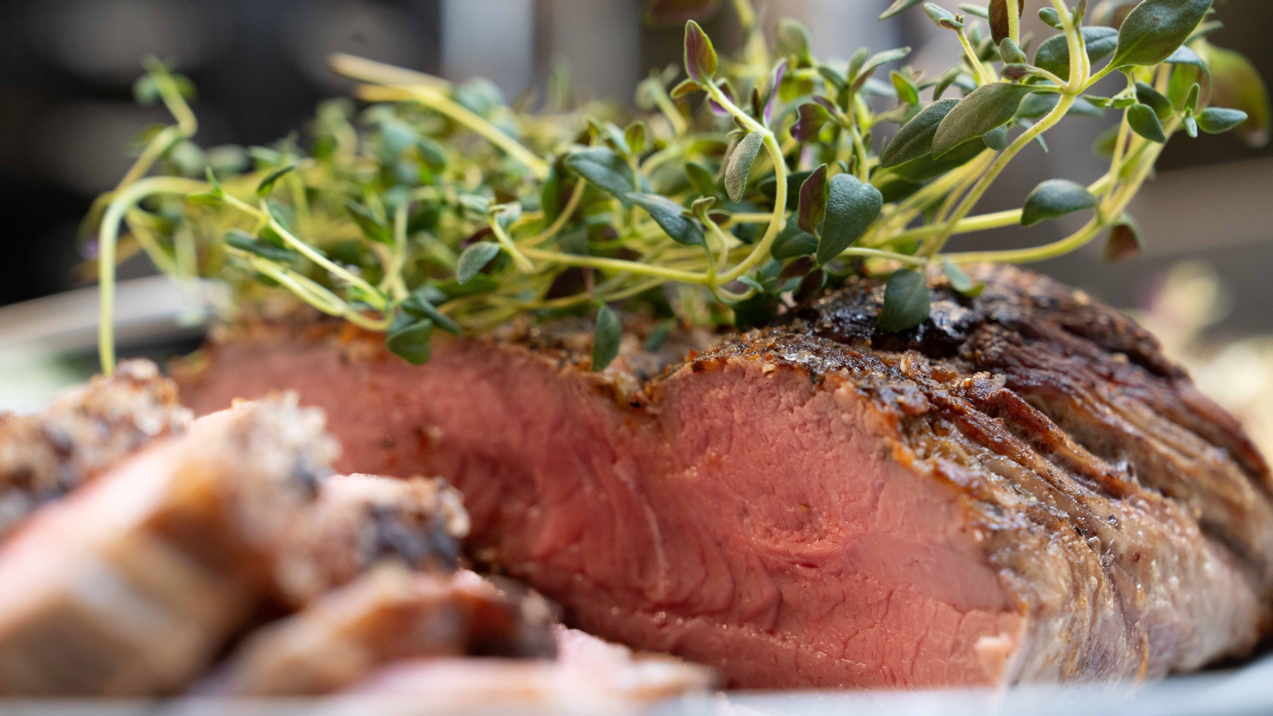 Gebratenes Rindfleisch mit frischen Kräutern