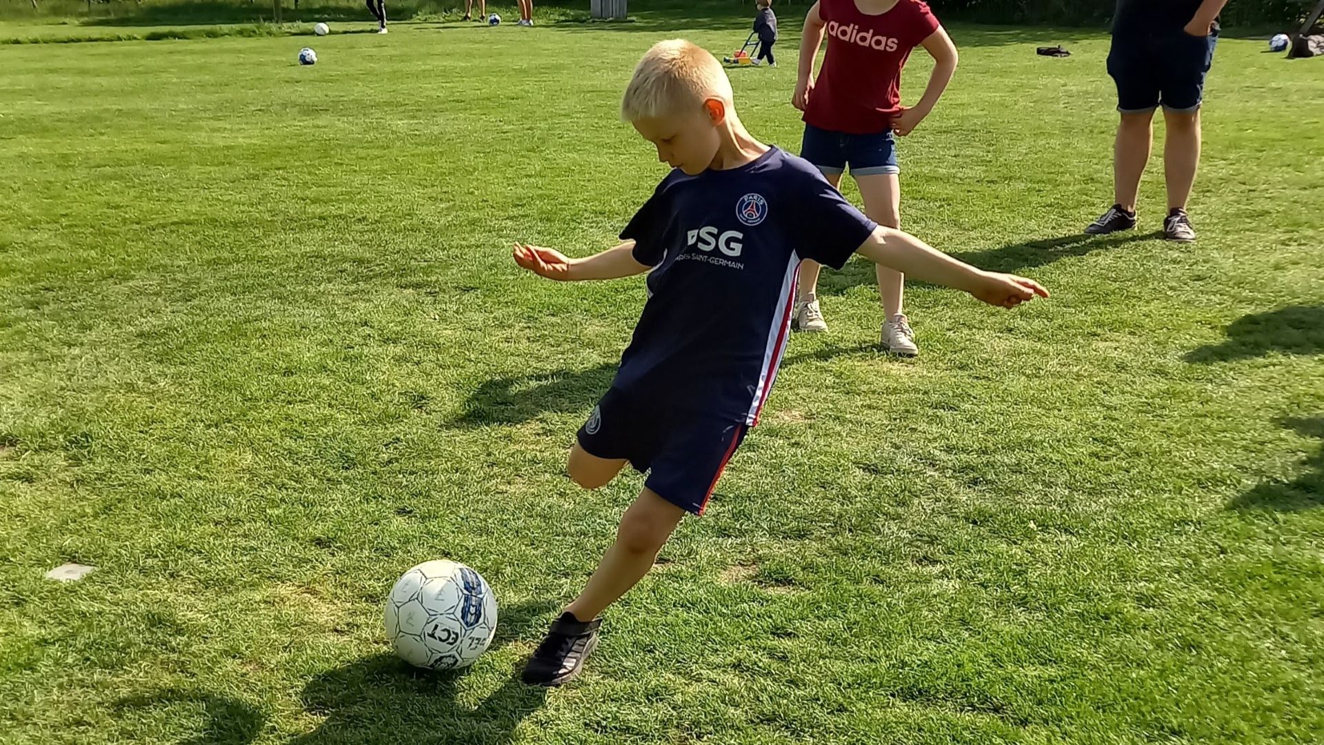 Barn sparker til bold på fodboldgolfbane