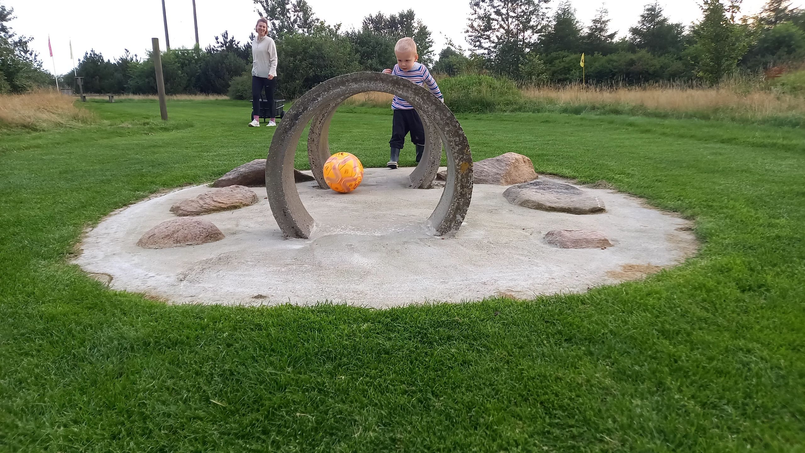 Barn spiller på minigolfinspireret bane