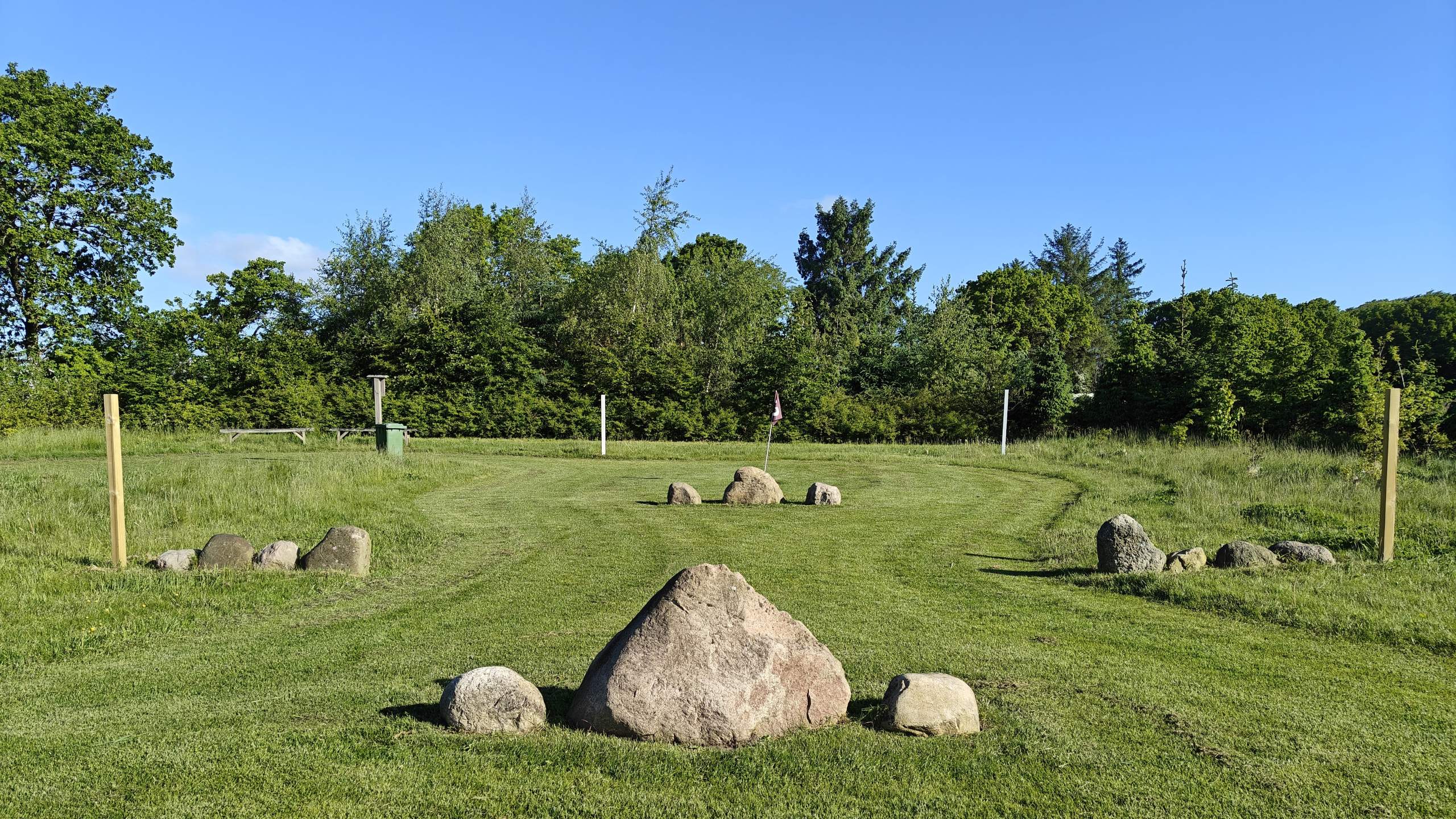 Hul med stenforhindringer på greenen