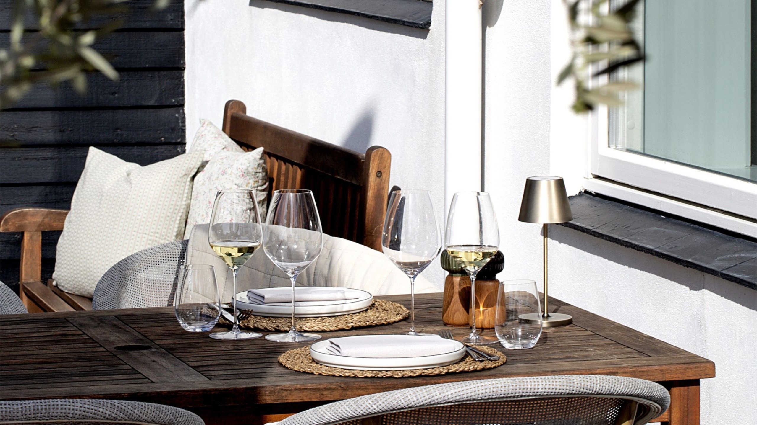Hyggeligt dækket bord på terrasse