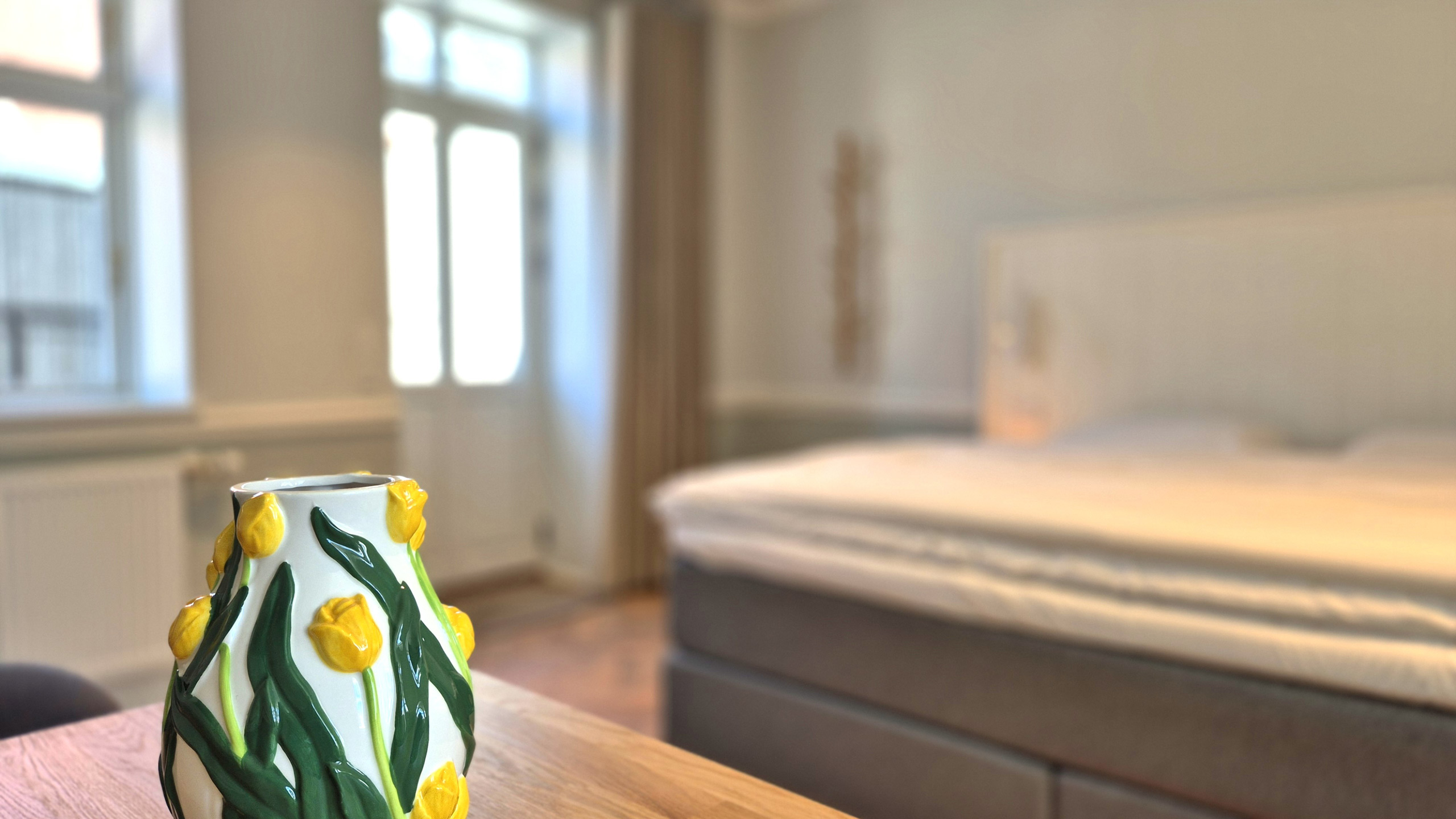 Hotelzimmer mit Blumen auf dem Tisch