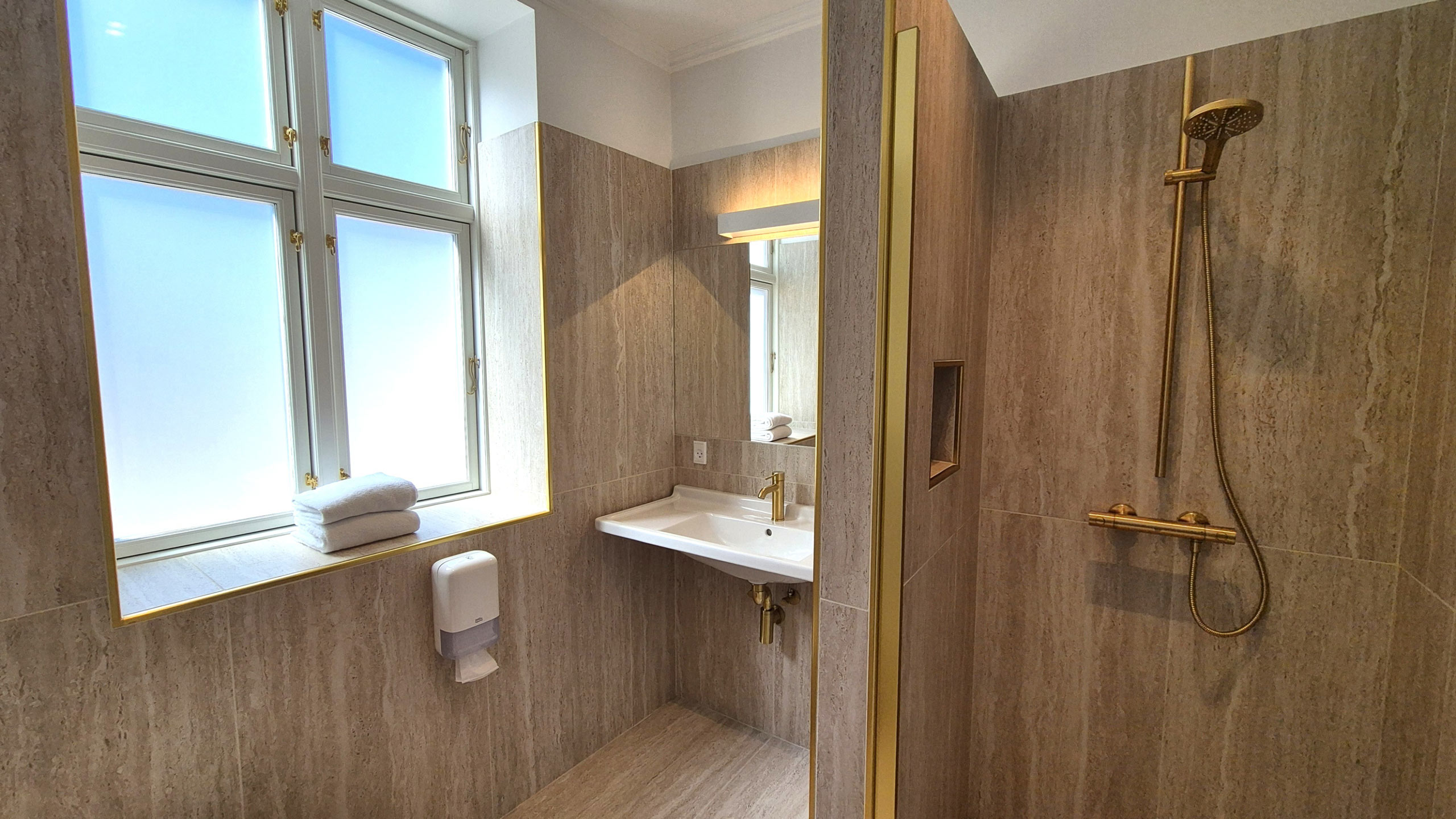 Badezimmer mit Dusche