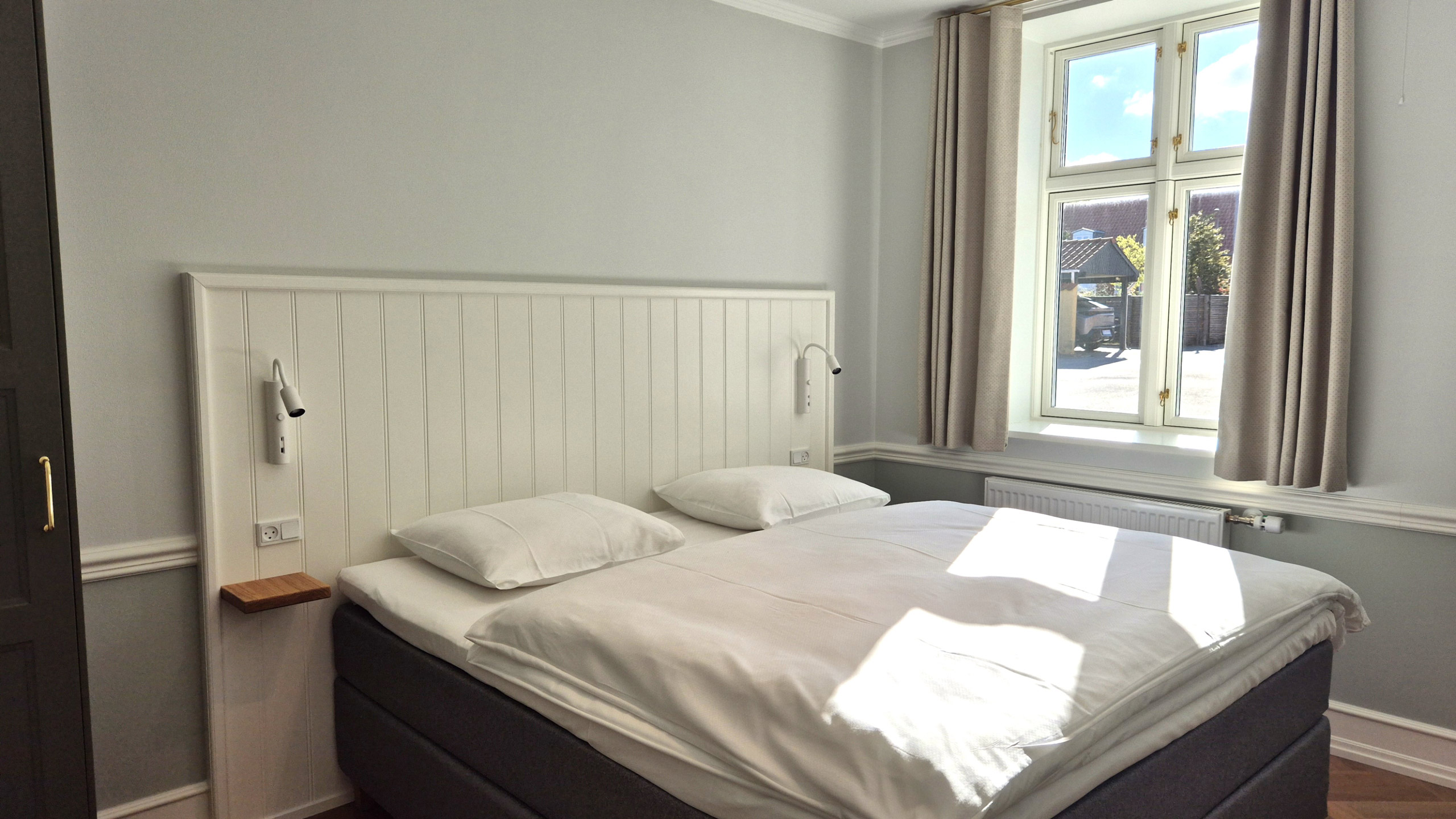 Helles Hotelzimmer mit Doppelbet