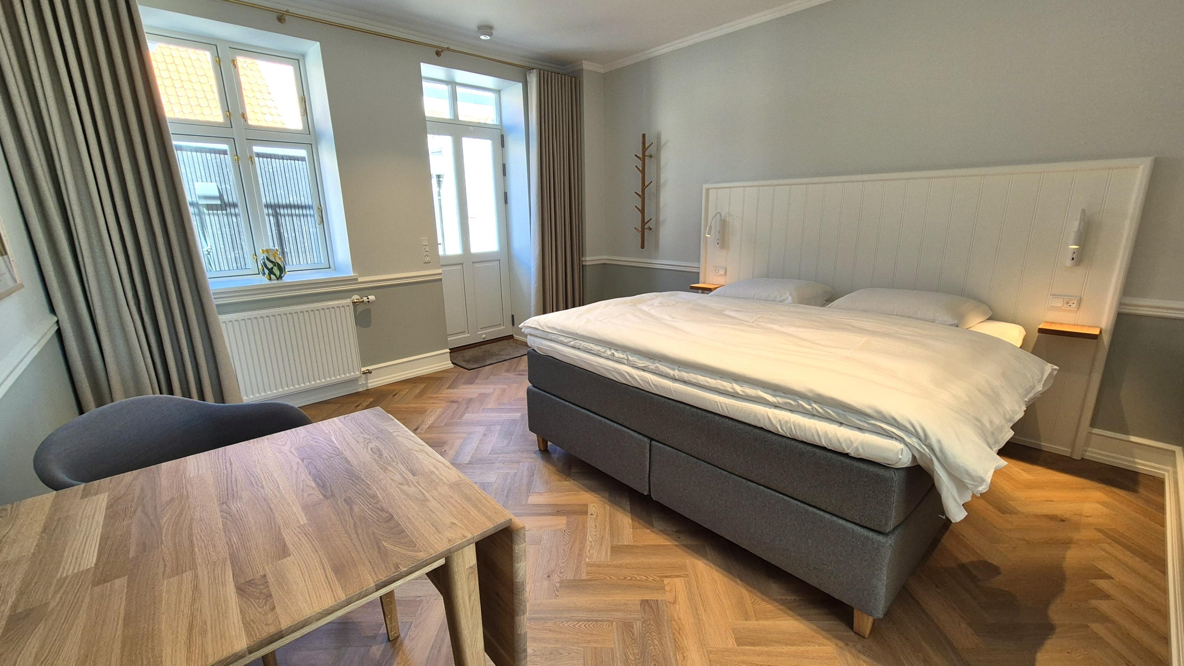 Hotelzimmer mit Doppelbett