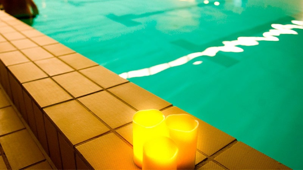 Schwimmbad mit Kerzenlicht