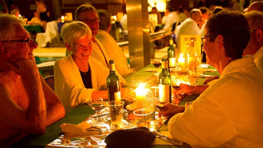 Gäste genießen einen Wellnessabend