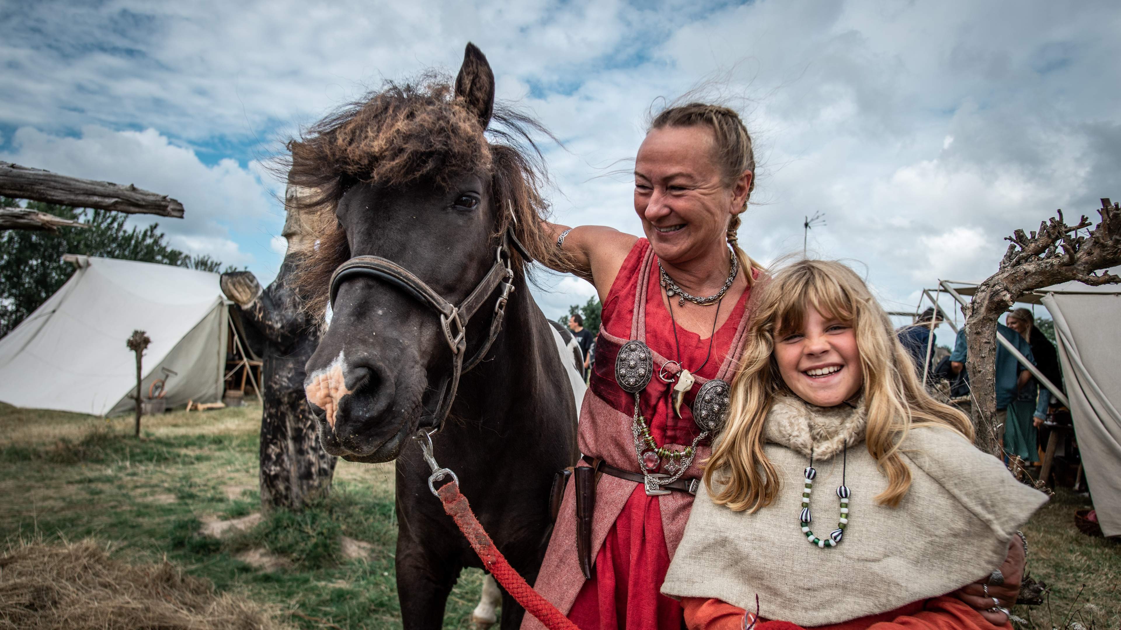 Frau und Kind mit Pferd auf dem Wikingermarkt
