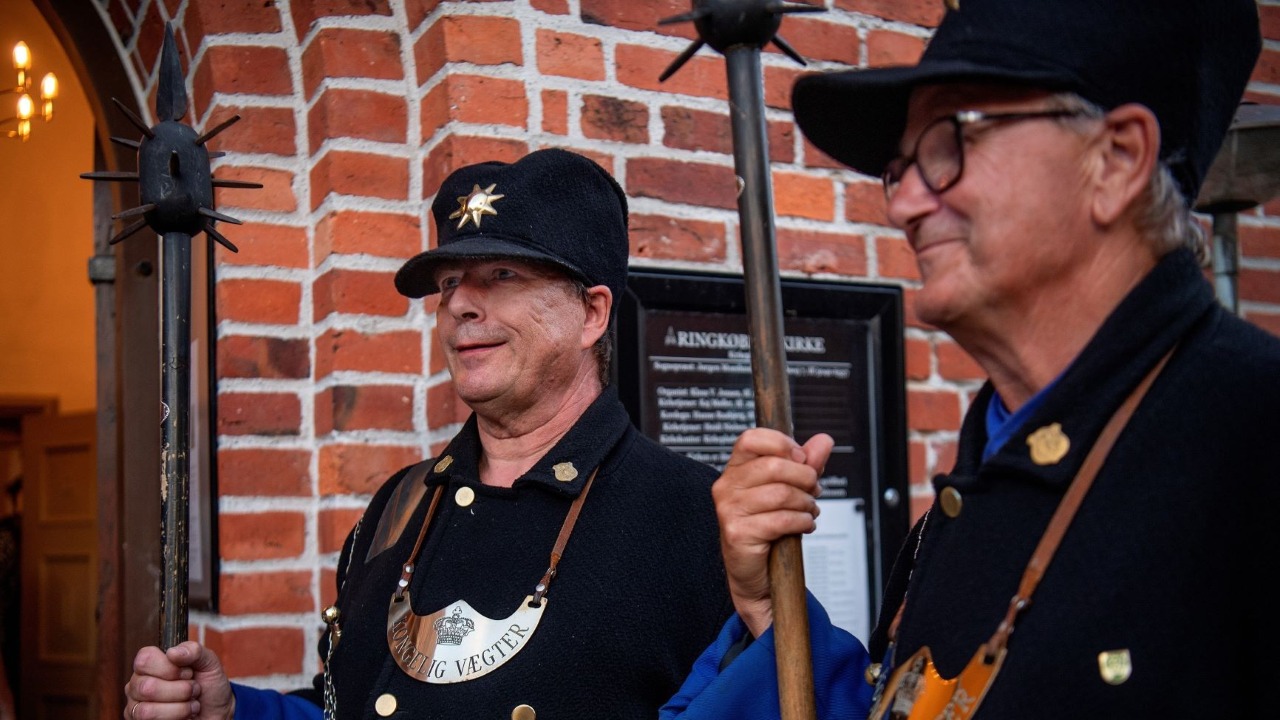 Zwei Nachtwächter vor der Ringkøbing Kirche.