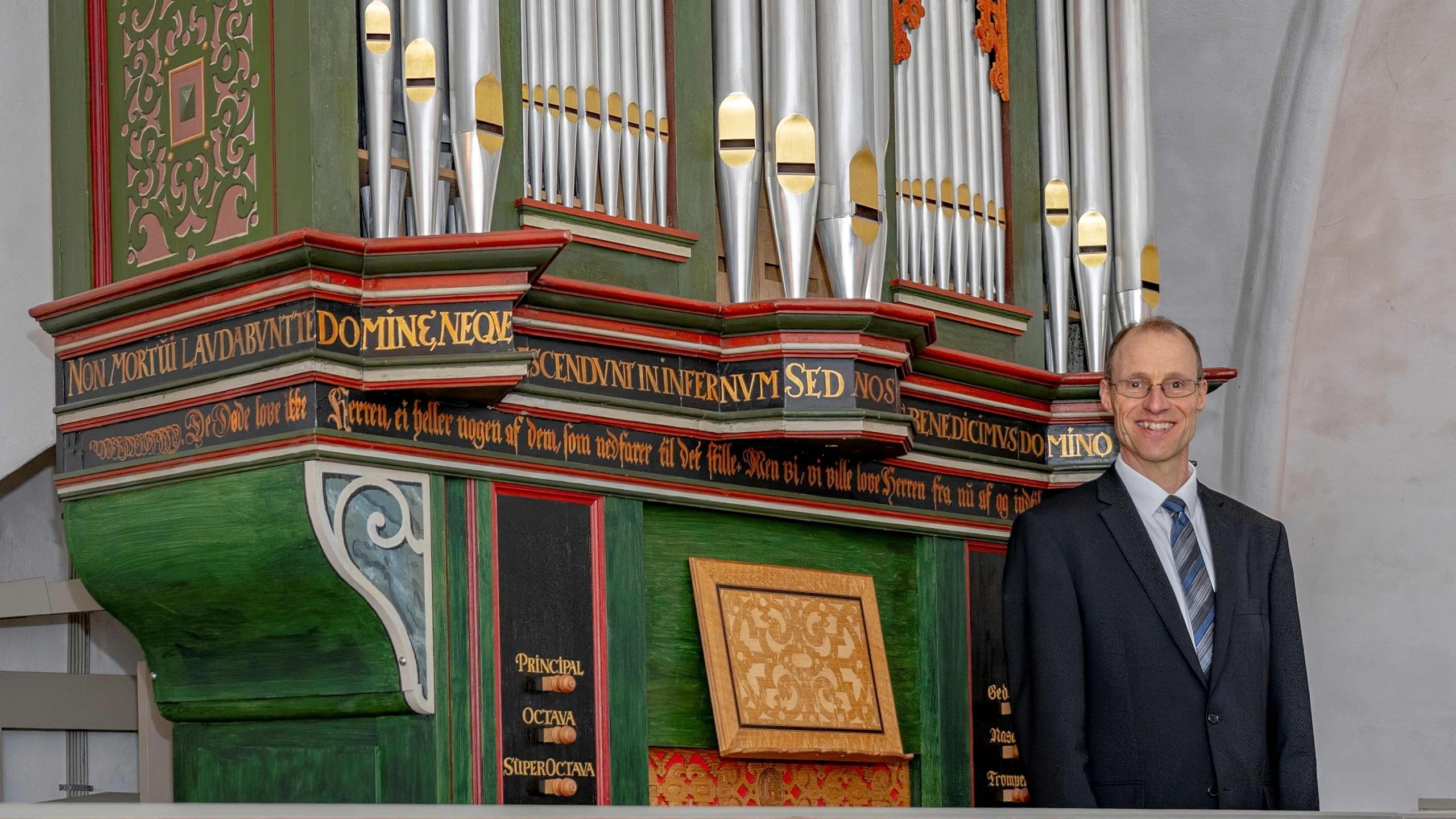 Organist an einer der historischen Orgeln der Kirche.