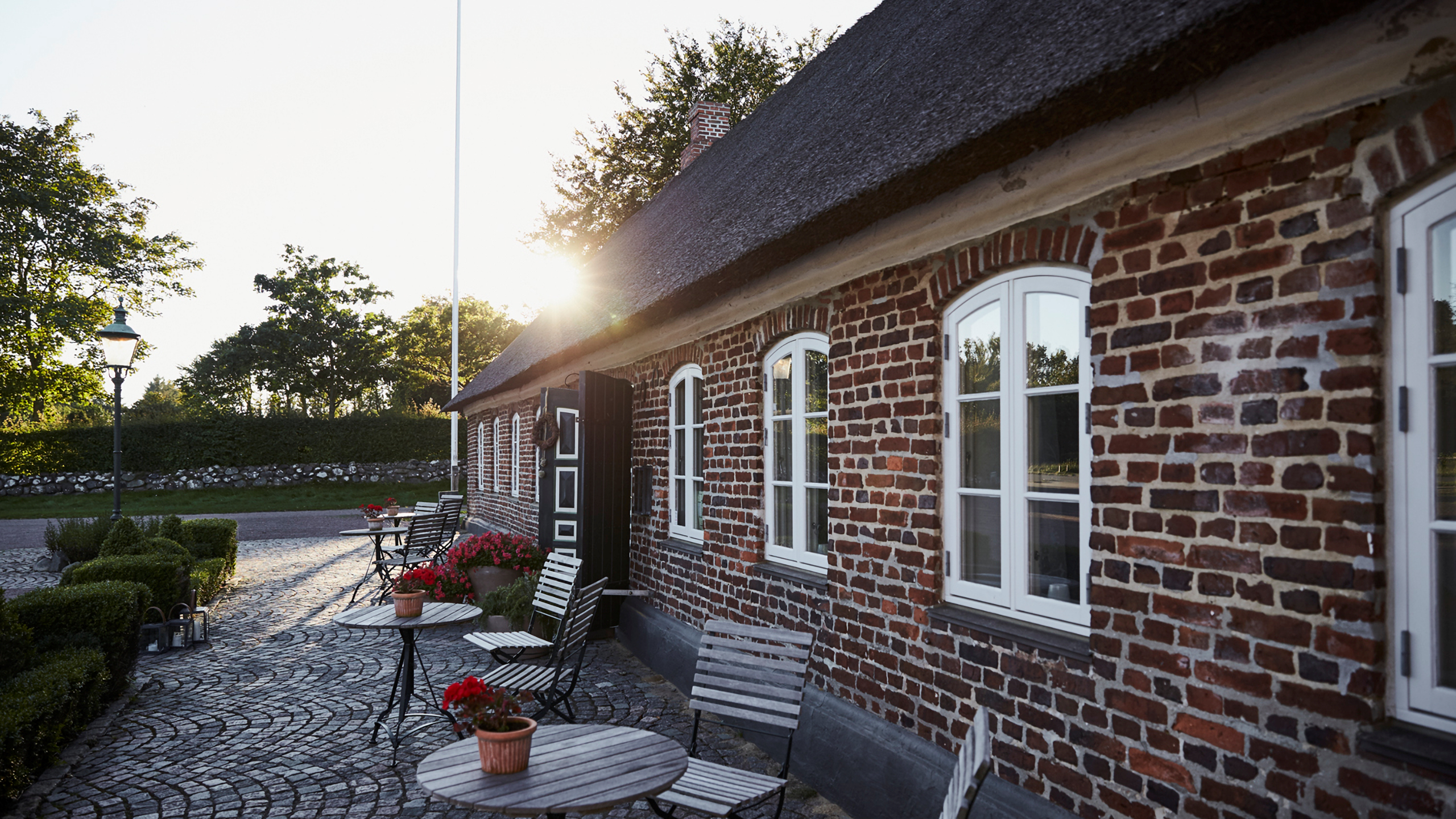 Henne Kirkeby Kro - kroens hoveddør