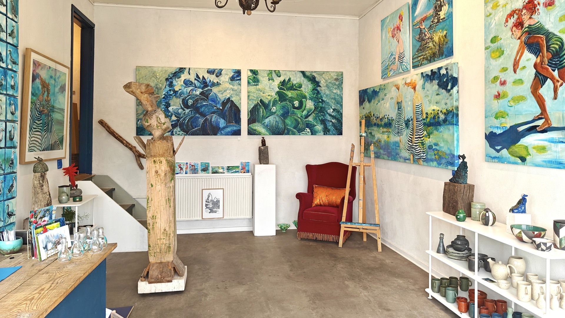Galleri med farverige malerier, skulpturer og keramik.