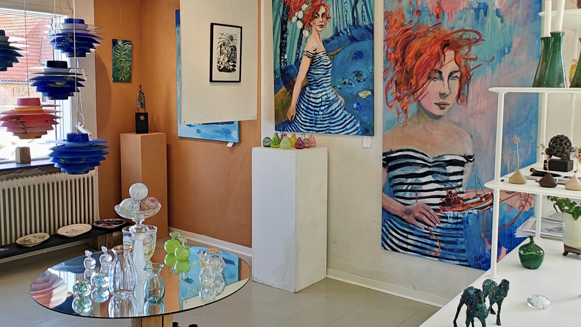 Galleri med malerier, glaskunst og skulpturer.
