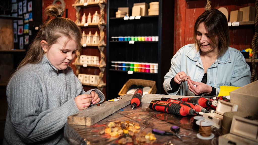To gæster laver ravsmykker til rav workshop