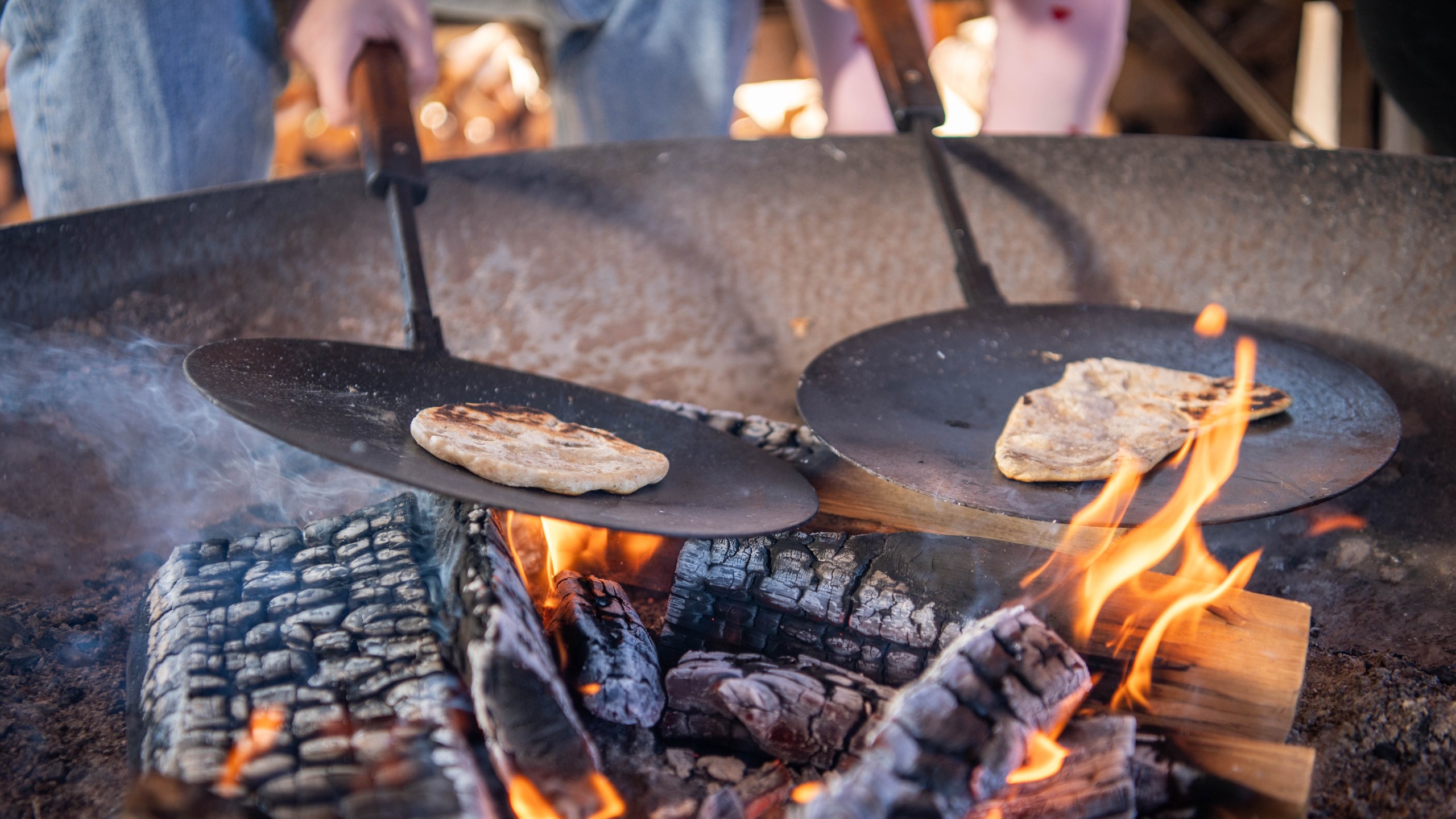 Fladbrød bages over åben ild