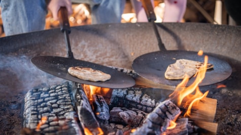 Fladbrød bages over åben ild