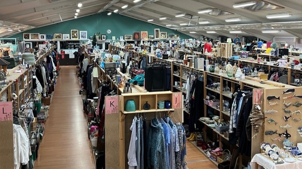 Genbrugsbutik med tøj og boligting