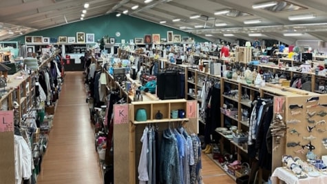Genbrugsbutik med tøj og boligting