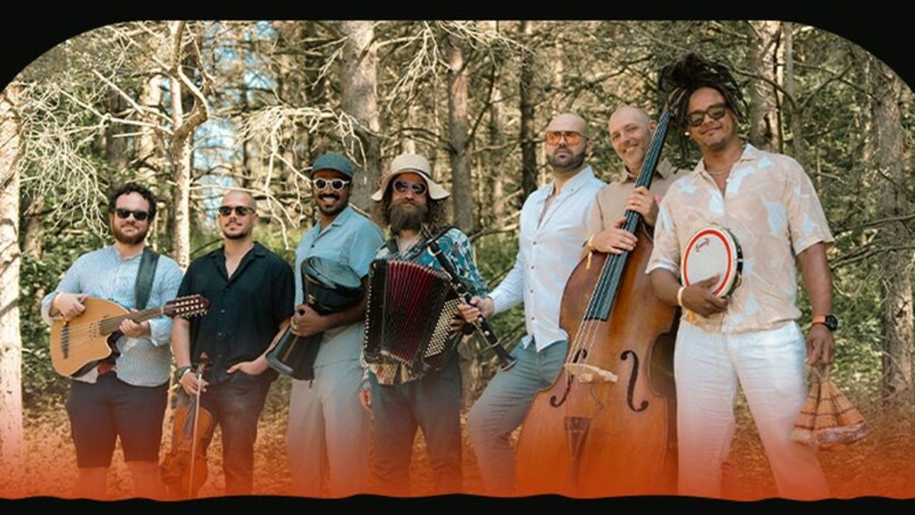 En gruppe musikere, der står i skoven med deres instrumenter.