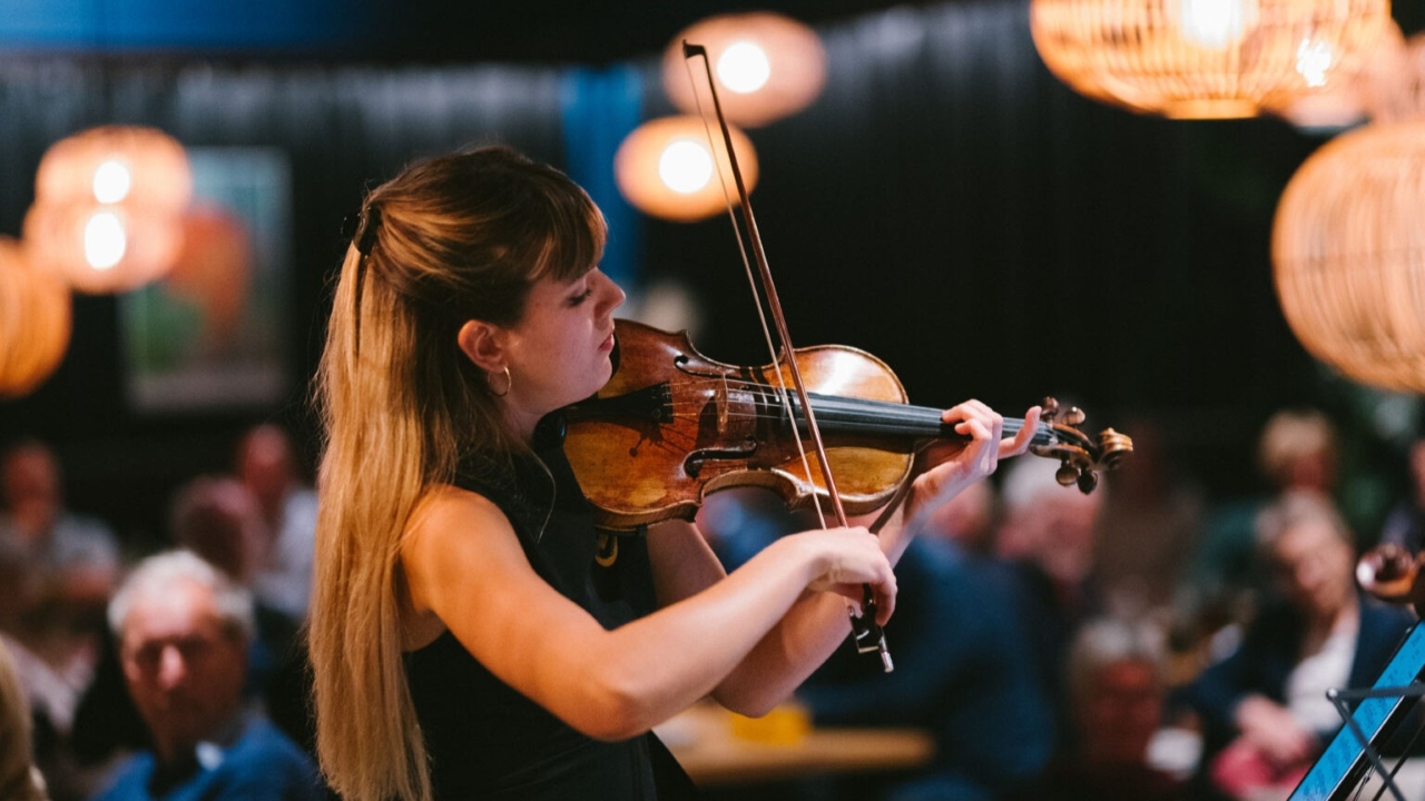 Violinist spiller koncert
