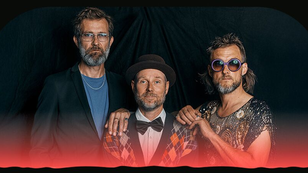 Foto af det tre-mand store band Ægteskab foran en sort baggrund.