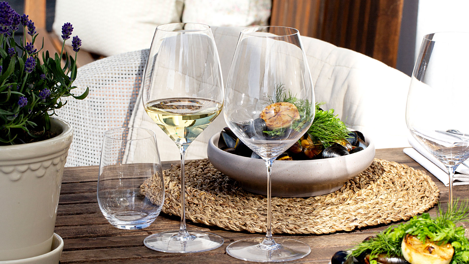 Muscheln und Weißwein auf der Restaurantterrasse.