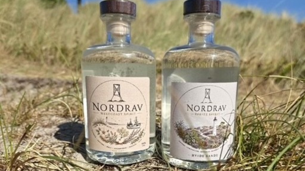 Der står 2 flasker Nordrav Spiritus i klitterne.