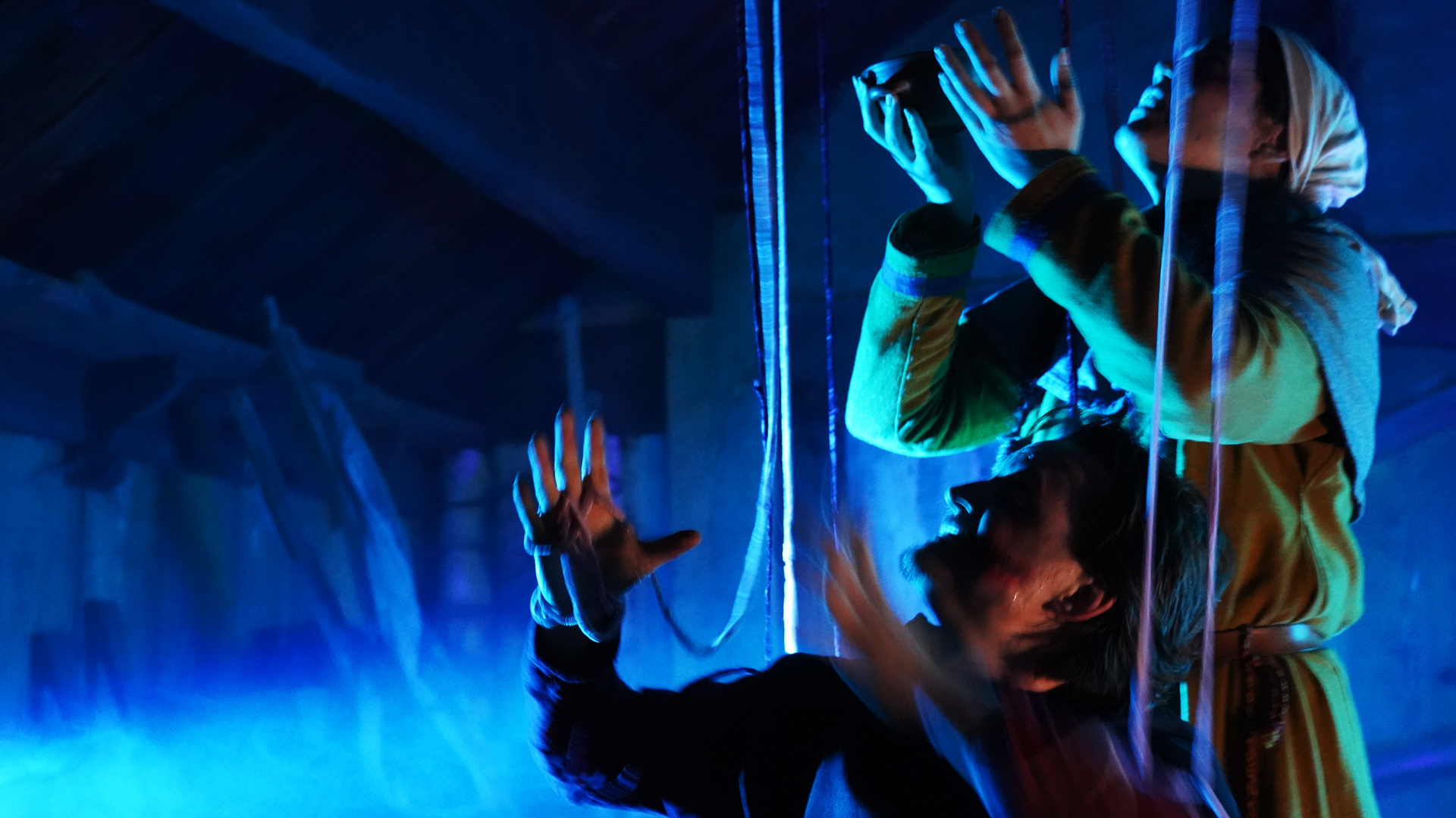 Wikinger bei einer Aufführung in dramatischem blauem Licht
