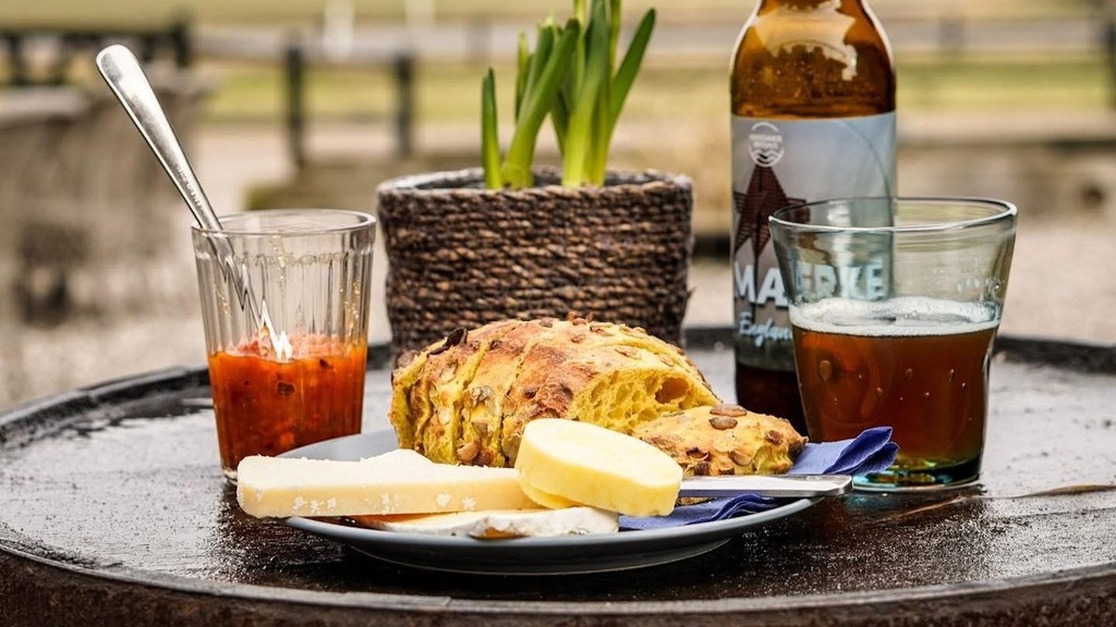 Leichtes Frühstück mit Brötchen und Getränken.