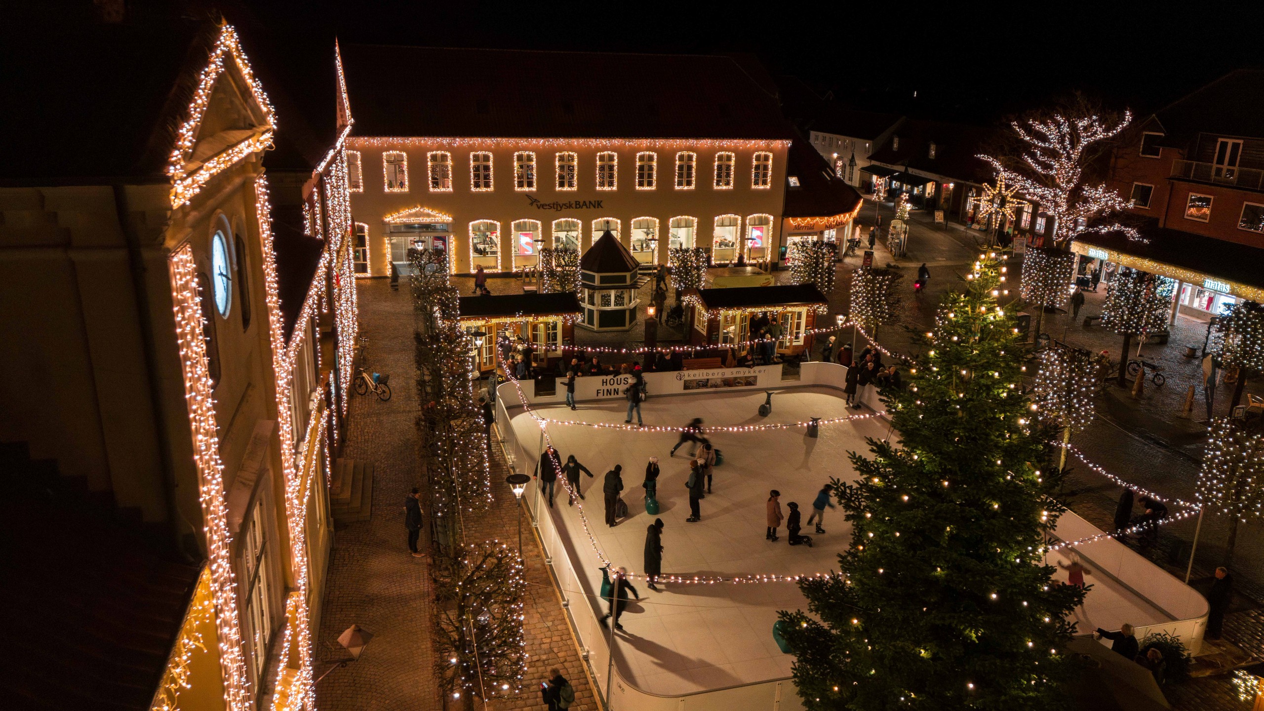 Weihnachtslichter, Weihnachtsbaum und Eisbahn auf dem Marktplatz in Ringkøbing.
