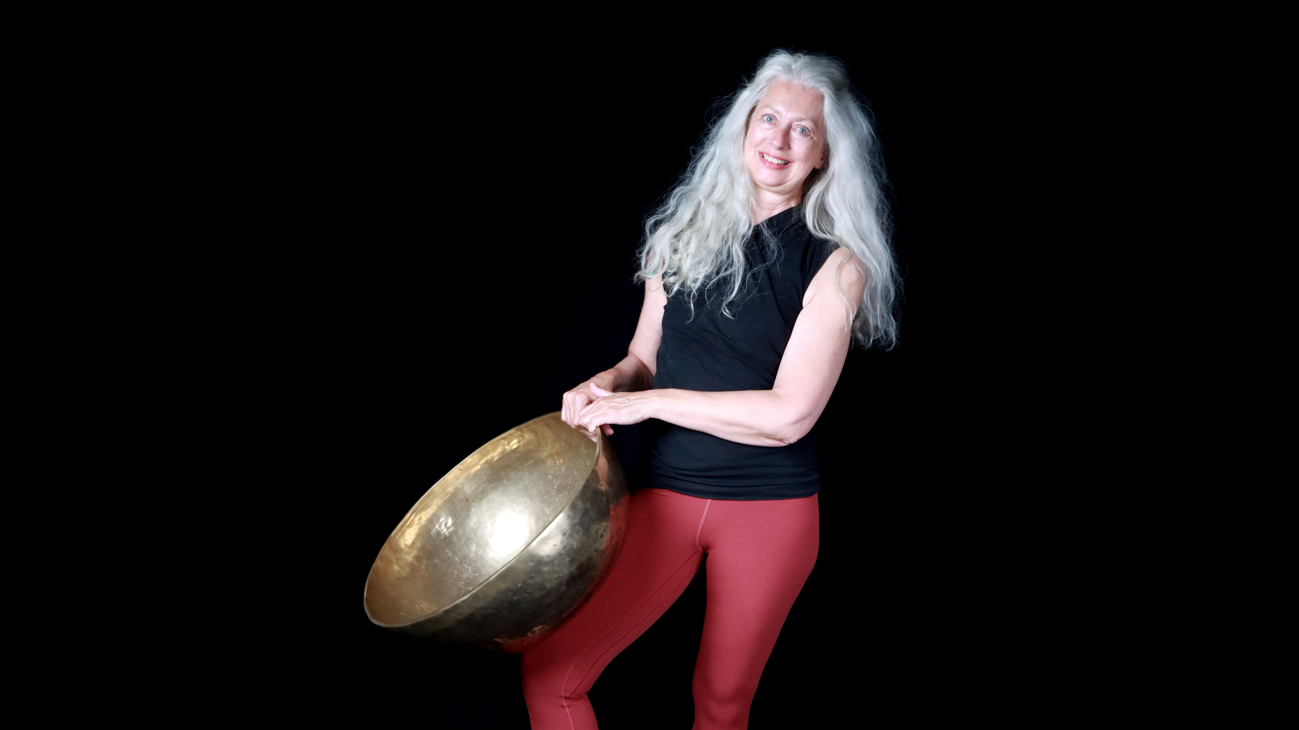 Karin mit Klangschale